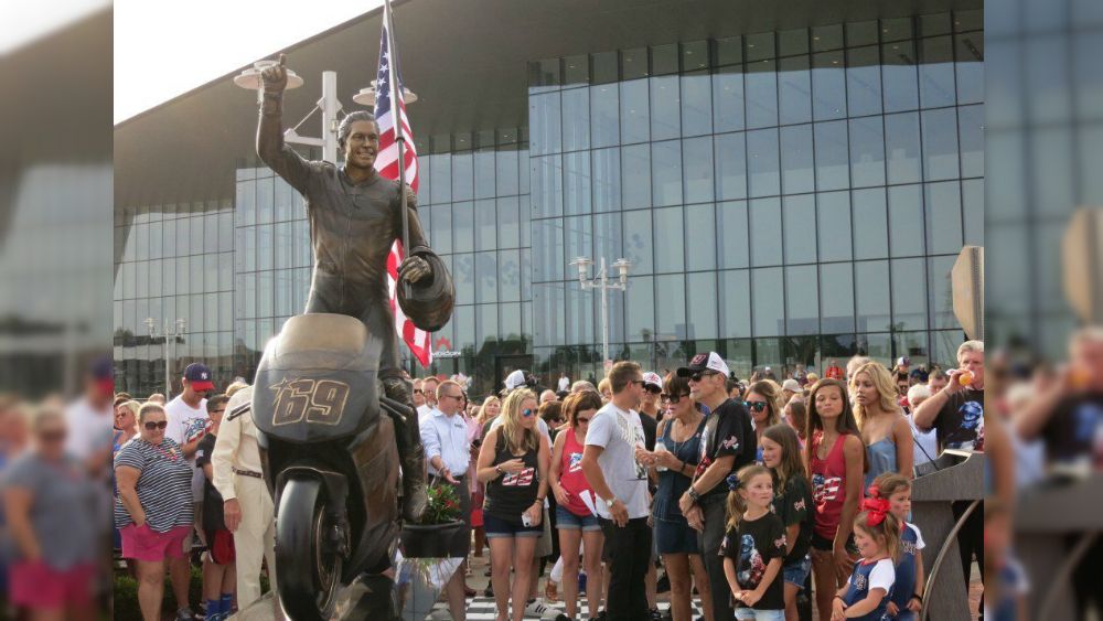 Patung mendiang pembalap MotoGP Nicky Hayden diresmikan di kampung halamannya, Owensboro. Copyright: © Twitter/Cycle News