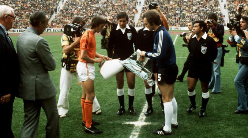 Johan Cruyff dan Franz Beckenbauer diundi dengan koin asal Indonesia di partai final Piala Dunia 1974. Copyright: © Getty Images