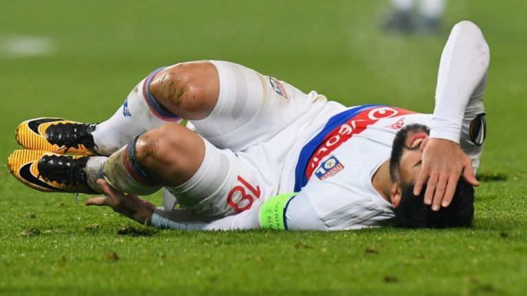 Nabil fekir mengerang kesakitan dalam sebuah pertandingan Olimpique Lyon.  Copyright: © Getty Images