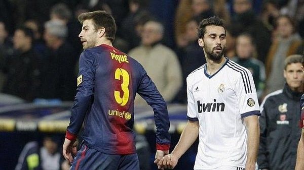 Gerard Pique dan Alvaro Arbeloa dalam pertandingan El Clasico. Copyright: © sportskeeda