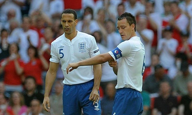 Rio Ferdinand (kiri) dan John Terry. Copyright: © sportskeeda