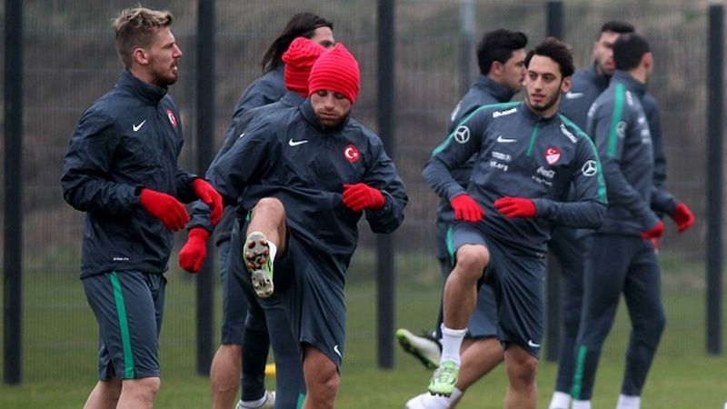 Hakan Calhanoglu saat berlatih bersama Timnas Turki. Copyright: © INDOSPORT