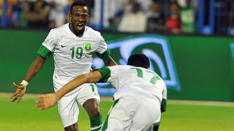 Fahad Al-Muwallad (kiri) merayakan gol bersama rekan satu  timnya. Copyright: © Getty Images