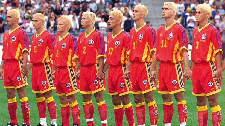 Sejumlah pemain Timnas Rumania sengaja mewarnai rambutnya pada Piala Dunia 1998. Copyright: © Getty Images