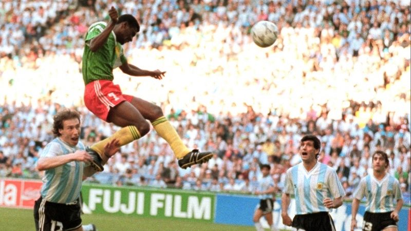 Tandukan pemain KAmerun Omam-Biyick ke gawang Argentina di Piala Dunia 1990 Copyright: &copy; GettyImage