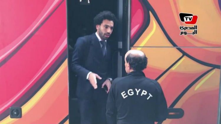 Mohamed Salah saat tiba di hotel tempat Mesir menginap selama Piala Dunia 2018. Copyright: © The Sun