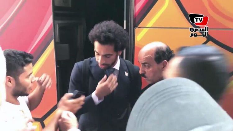 Mohamed Salah saat tiba di hotel tempat Mesir menginap selama Piala Dunia 2018. Copyright: © The Sun