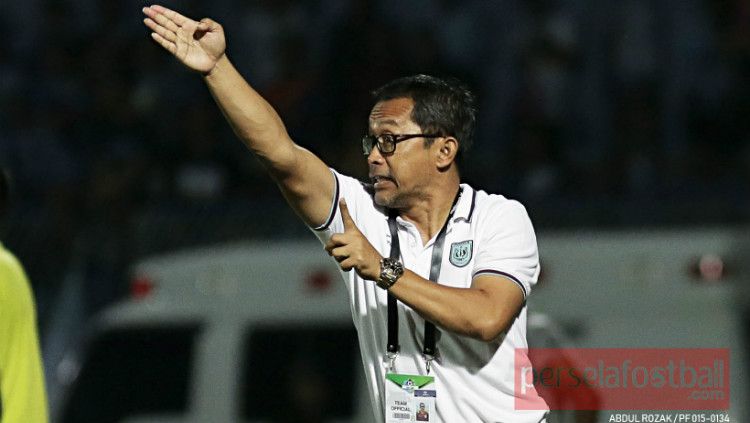 Pelatih Kepala Persela Lamongan, Aji Santoso saat memberikan arahan dari pinggir lapangan Copyright: © perselafootball