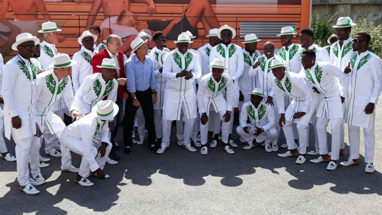 Skuat Nigeria dengan pakaian khas budaya negaranya saat hendak terbang ke Rusia. Copyright: © twitter.com/thenff