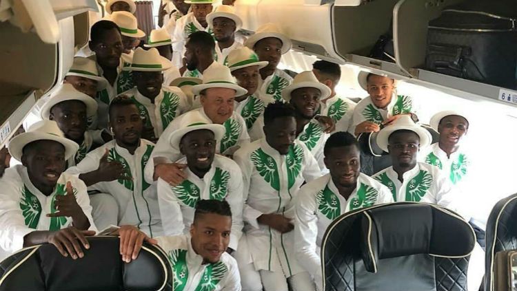 Skuat Nigeria dengan pakaian khas budaya negaranya saat hendak terbang ke Rusia. Copyright: © twitter.com/thenff