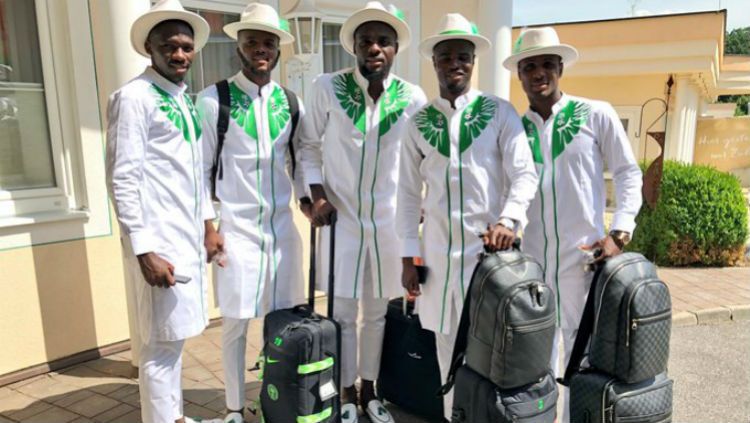 Skuat Nigeria dengan pakaian khas budaya negaranya saat hendak terbang ke Piala Dunia 2018 Rusia. Copyright: © twitter.com/thenff