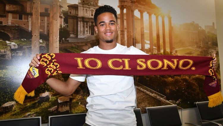 Justin Kluivert saat tiba di Bandara Fiumicino, Roma, Senin (11/06/18) malam. Copyright: © twitter.com/ASRomaEN