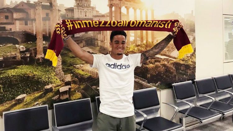 Justin Kluivert saat tiba di Bandara Fiumicino, Roma, Senin (11/06/18) malam. Copyright: © twitter.com/ASRomaEN