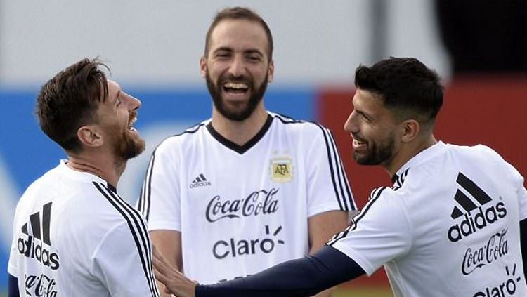 Keseruan Lionel Messi, Gonzalo Higuain, dan Sergio Aguero saat jalani latihan. Copyright: © Getty Images