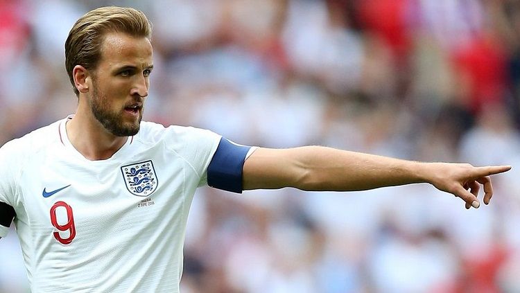 Harry Kane, striker Timnas Inggris ogah tiru Cristiano Ronaldo yang menggeser Coca-Cola selaku sponsor Euro 2020 gara-gara alasan tak terduga. Copyright: © BBC