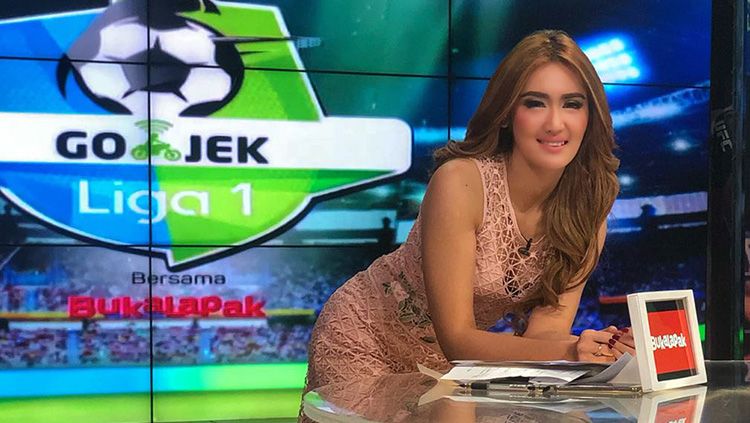 Presenter olahraga Indonesia, Intan Saumadina, ikut senang dengan keberhasilan tim kesayangannya, Liverpool, yang menang atas Man United di laga Liga Inggris. Copyright: © Dok. Pribadi