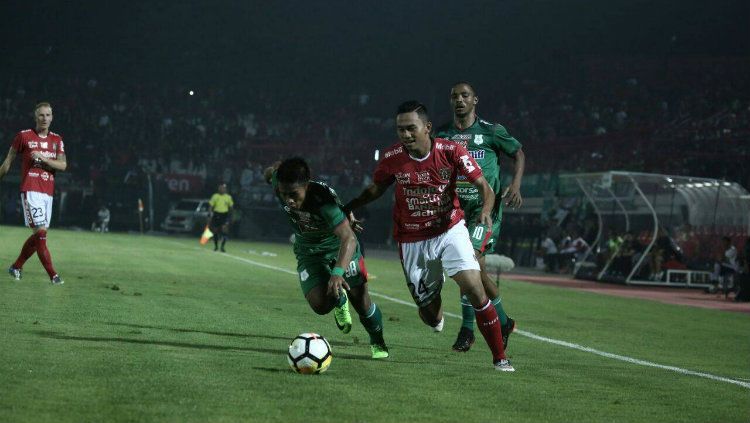 Bek sayap Bali United, Ricky Fajrin, beraksi dalam pertandingan Liga 1 2019. Copyright: © baliutd.com