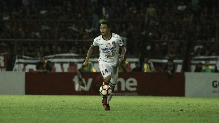 Bek sayap Bali United, Ricky Fajrin, siap mematikan pergerakan Samsul Arif. Copyright: © baliutd.com