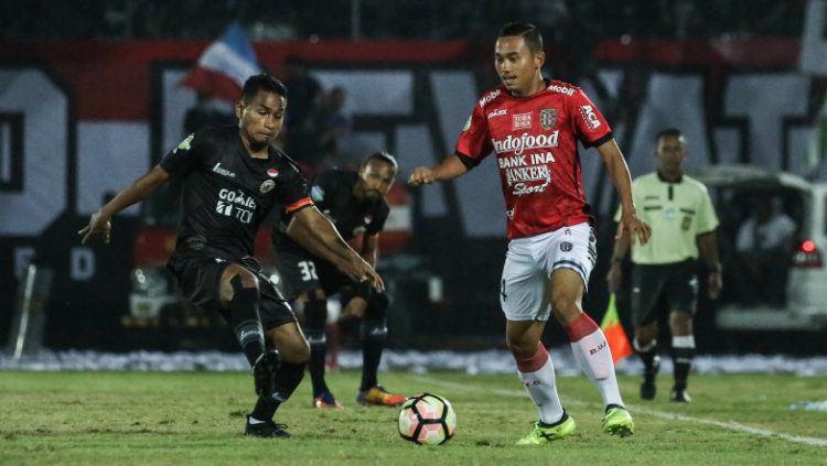 Bek sayap Bali United Ricky Fajrin saat bermain melawan Persipura Jayapura. Copyright: © baliutd.com