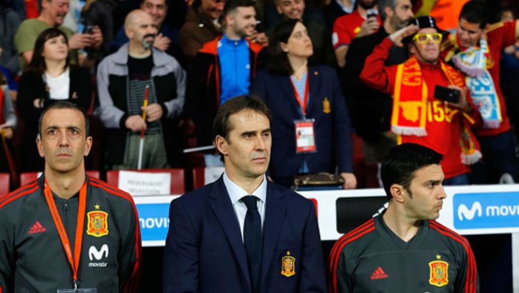 Julen Lopetegui bersama asistennya saat mendampingi Timnas Spanyol berlaga. Copyright: © Getty Images