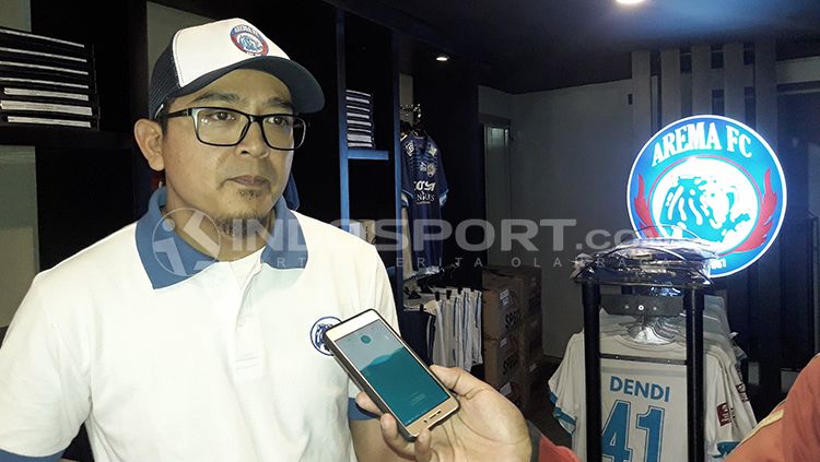 General Manager Arema FC, Yusrinal Fitriandi enggan terburu-buru untuk mendatangkan pelatih baru pengganti I Putu Gede untuk kompetisi Liga 1 2023/2024. Copyright: © INDOSPORT/Ian Setiawan