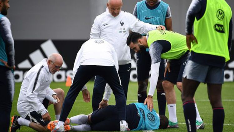 Kylian Mbappe cedera saat latihan bersama Timnas Prancis Copyright: &copy; Getty Images