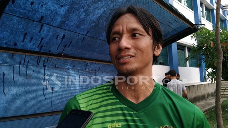 Manatan pemain Persib, Suwita Pata saat ditemui di Stadion Persib, Jalan Ahmad Yani, Kota Bandung, beberapa hari lalu. Copyright: © INDOSPORT/Arif Rahman