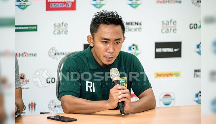 Kapten Persebaya Rendi Irwan saat konferensi pers. Copyright: © Fitra Herdian/INDOSPORT