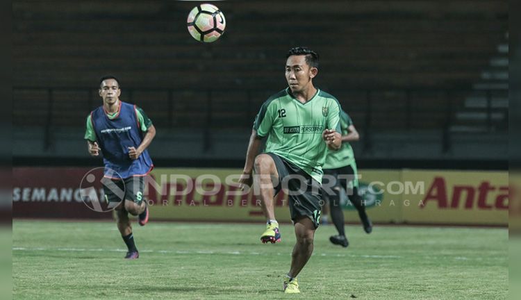 Rendi Irwan saat mengikuti latihan rutin Persebaya. Copyright: © Fitra Herdian/INDOSPORT