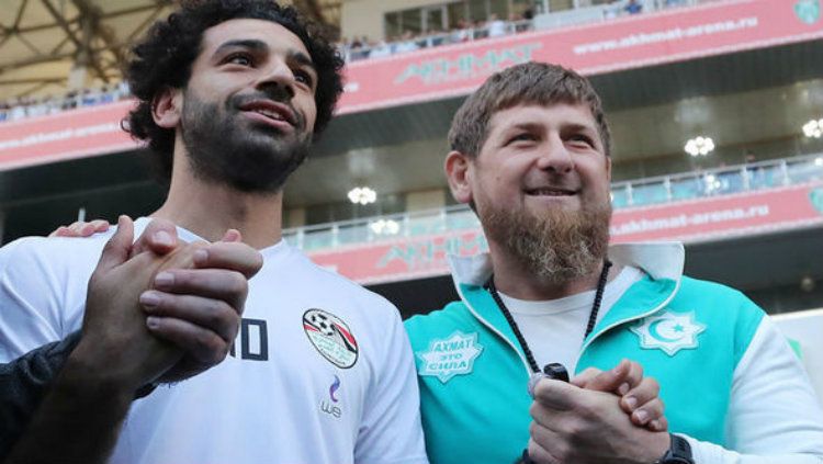 Ramzan Kadyrov dan Mohamed Salah bergandengan tangan di Akhmed Stadion Copyright: © Express