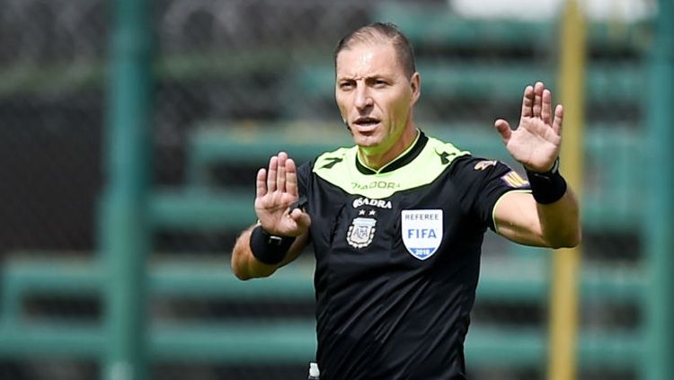 Wasit asal Argentina, Nestor Pitana pimpin laga pembuka Piala Dunia 2018. Copyright: © INDOSPORT