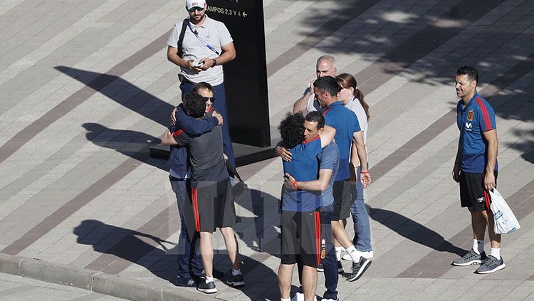 Sebelum meninggalkan hotel, beberapa staf melakukan perpisahan dengan Julen Lopetegui. Copyright: © Marca