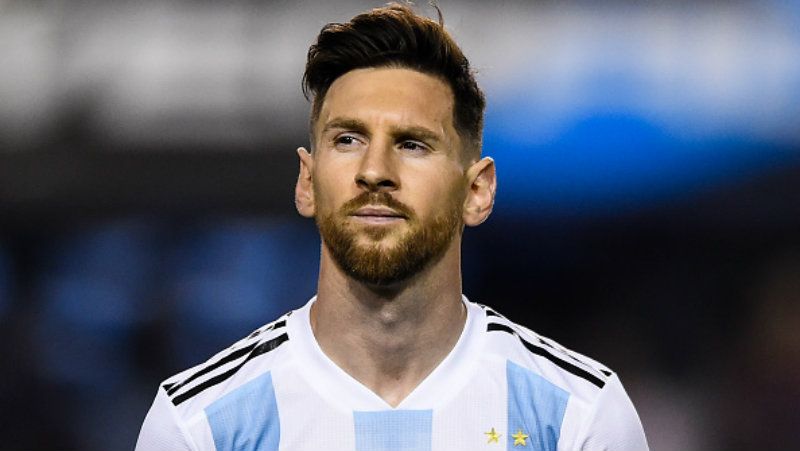 Lionel Messi menjelma jadi Javier Mascherano saat Argentina melumat Paraguay di Copa America. Copyright: © Getty Images