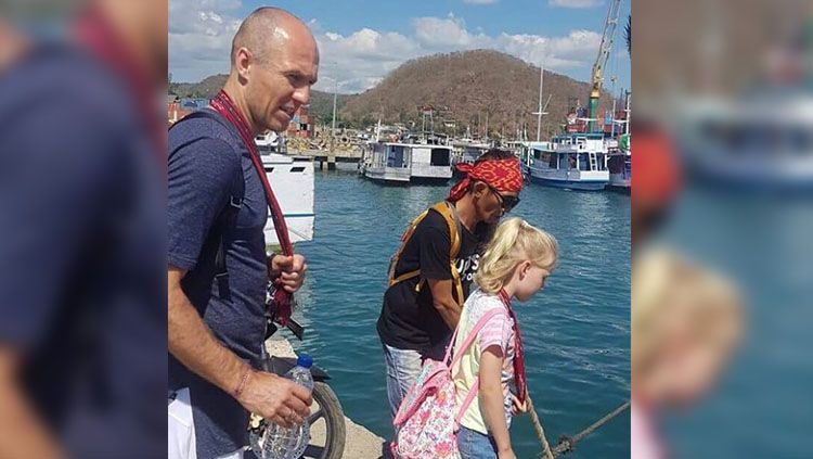 Arjen Robben saat tiba di Labuan Bajo. Copyright: © Twitter/@aldibrama