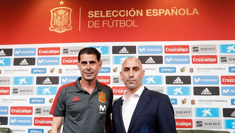 Presiden Asosiasi Sepak Bola Spanyol (RFEF), Luis Manuel Rubiales (kanan) da Fernando Hierro dalam jumpa pers. Copyright: © Getty Images