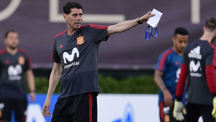 Fernando Hierro saat memimpin latihan perdana bersama Timnas Spanyol. Copyright: © Getty Images