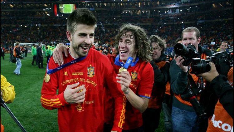 Gerard Pique (kiri) dan Carles Puyol saat memenangkan Piala Dunia 2010. Copyright: © Sport.co.uk