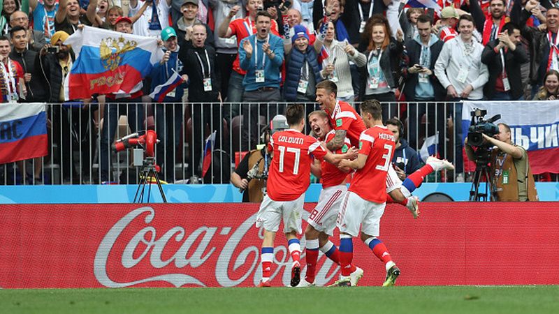 Selebrasi pemain Rusia saat berhasil mengelahkan Arab Saudi di Piala Dunia 2018. Copyright: © Getty Images