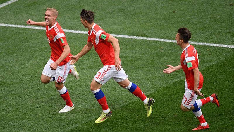 Yury Gazinskiy mencetak gol perdana bagi Rusia di Piala Dunia 2018. Copyright: © Getty Images
