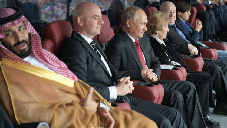 Presiden Rusia, Vladimir Putin dan Pangeran Arab Saudi, Muhammad Bin Salman menyaksikan laga pembuka Piala Dunia 2018, Rusia vs Arab Saudi. Copyright: © twitter.com