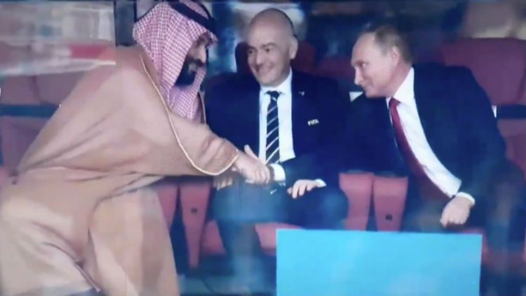 Presiden Rusia, Vladimir Putin dan Pangeran Arab Saudi, Muhammad Bin Salman berjabat tangan usai gol pertama Piala Dunia 2018. Copyright: © twitter.com