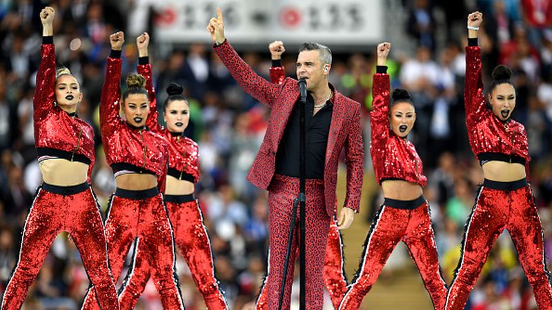 Robbie Williams menyanyi dalam upacara pembukaan Piala Dunia 2018. Copyright: © Getty Images