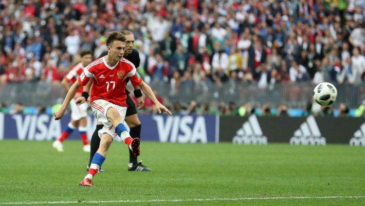 Penggawa Timnas Rusia, Aleksandr Golovin saat mengeksekusi tendangan bebas. Copyright: © twitter.com