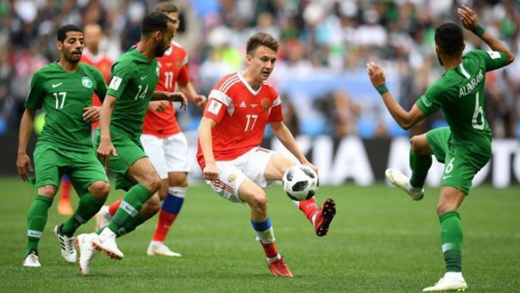 Aleksandr Golovin saat ingin mengirimkan umpan dalam laga Rusia vs Arab Saudi. Copyright: © twitter.com