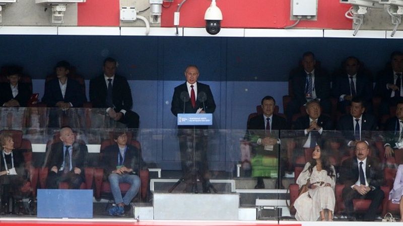 Vladimir Putin memberikan pidatonya sebelum pembukaan Piala Dunia 2018 silam. Copyright: © Getty Images