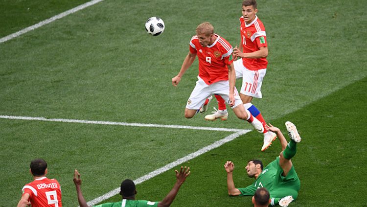 Yury Gazinsky saat sedang menyundul bola ke dalam gawang Arab Saudi dalam pertandingan pembuka Piala Dunia 2018, (14/06/18). Copyright: © Getty Images