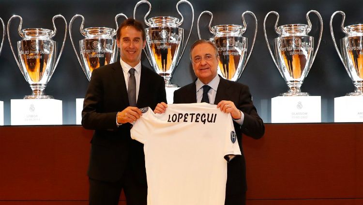 Julen Lopetegui dan Florentino Perez dalam pengumumannya sebagai pelatih baru Real Madrid. Copyright: © Twitter/realmadrid