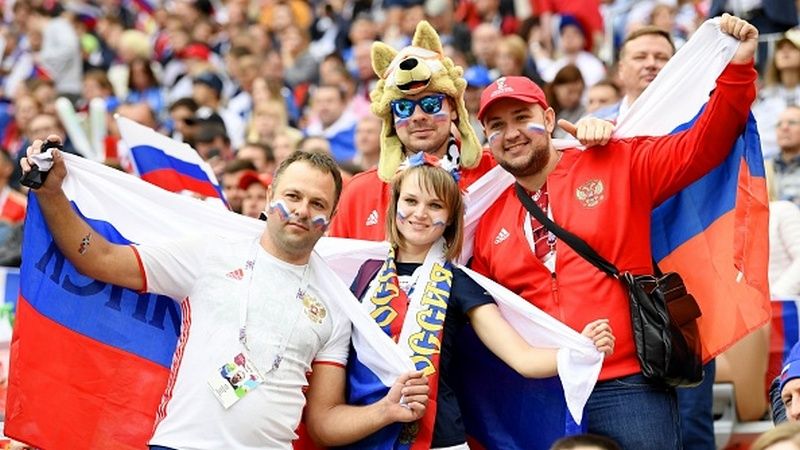 Masyarakat Rusia merayakan kemenangan Timnasnya. Copyright: © Getty Images