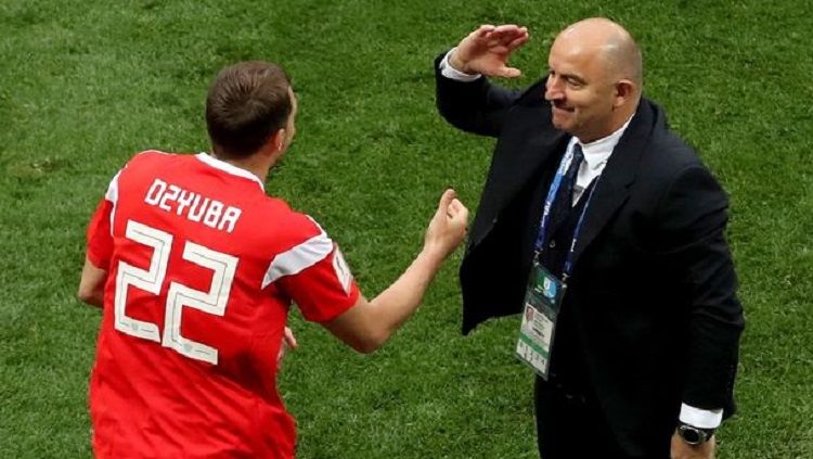 Aksi salut Stanislav Cherchesov terhadap pemainnya, Artem Dzyuba. Copyright: © Getty Images