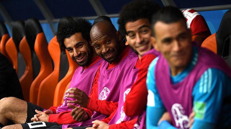 Mohamed Salah (kiri) duduk di bangku cadangan Mesir dalam Piala Dunia 2018 Copyright: © Getty Images